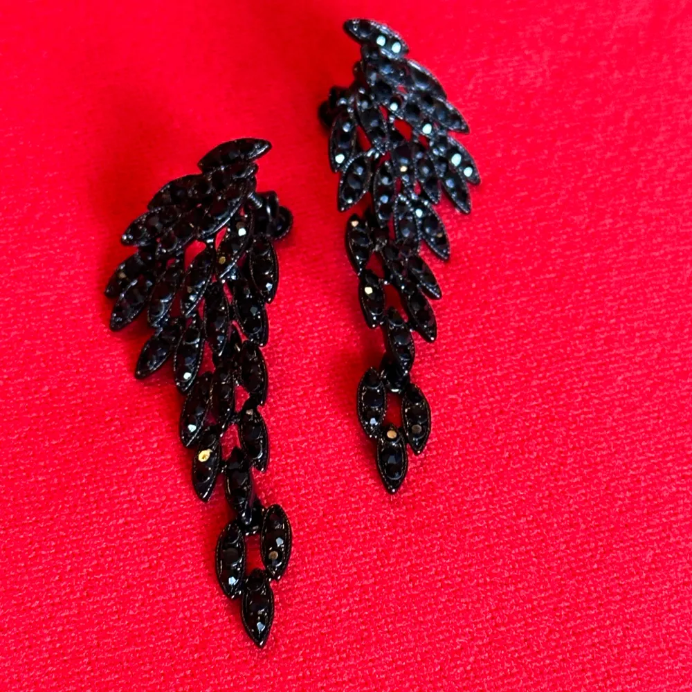 Stora svarta glittrande örhängen i svart kristall.  Längd ca 6,5 cm, bredd 2,5 cm.   Clips.  Nya och oanvända.   Ett par riktiga wow-örhängen!. Accessoarer.