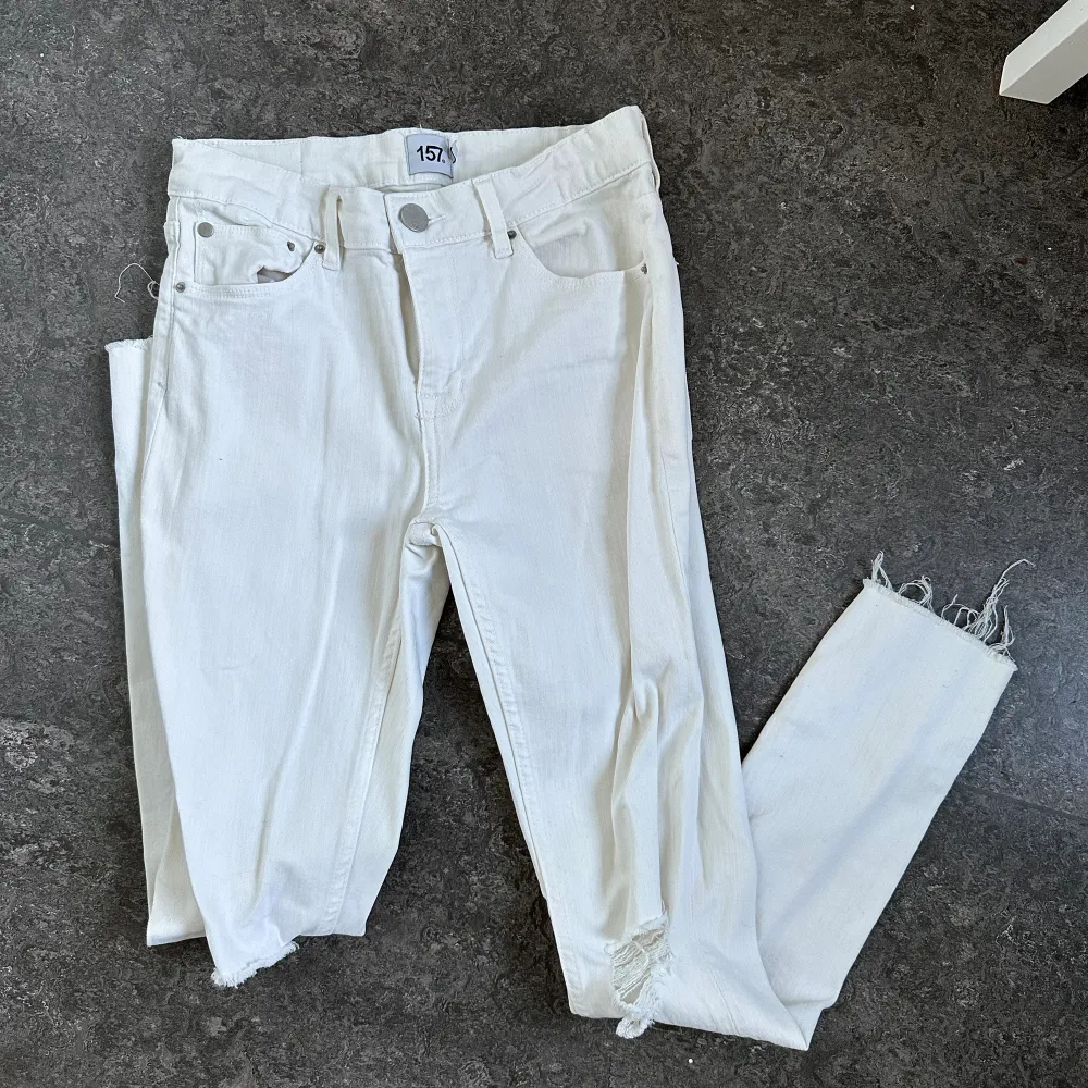 Vita jeans med slitningar i knäna, modell skinny Endast testade så är som nya . Jeans & Byxor.