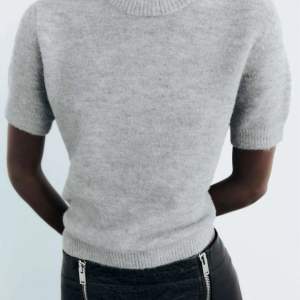 Säljer denna tröja då den inte kommer till användning💕tröjan är i väldigt bra skick💕tröjan är köpt för 329,kontakta för fler bilder