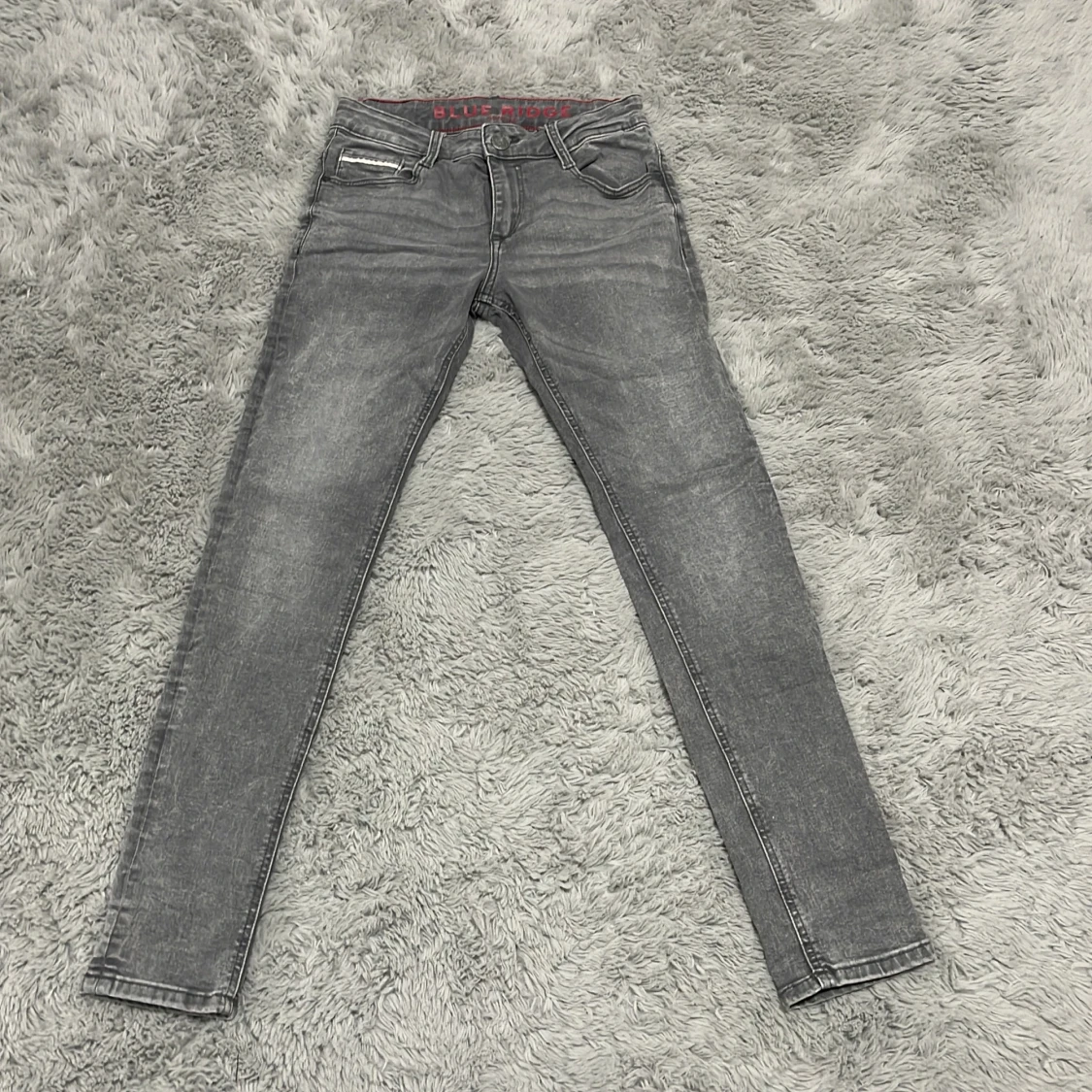 Gråa jeans