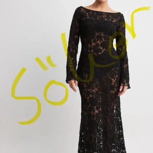 SÖKER Na-Kd Spets kläning - *SÖKER* Söker efter denna svarta långärmade maxi spets kläningen från NA-KD i storleken 36 eller 38 om någon säljer 💗