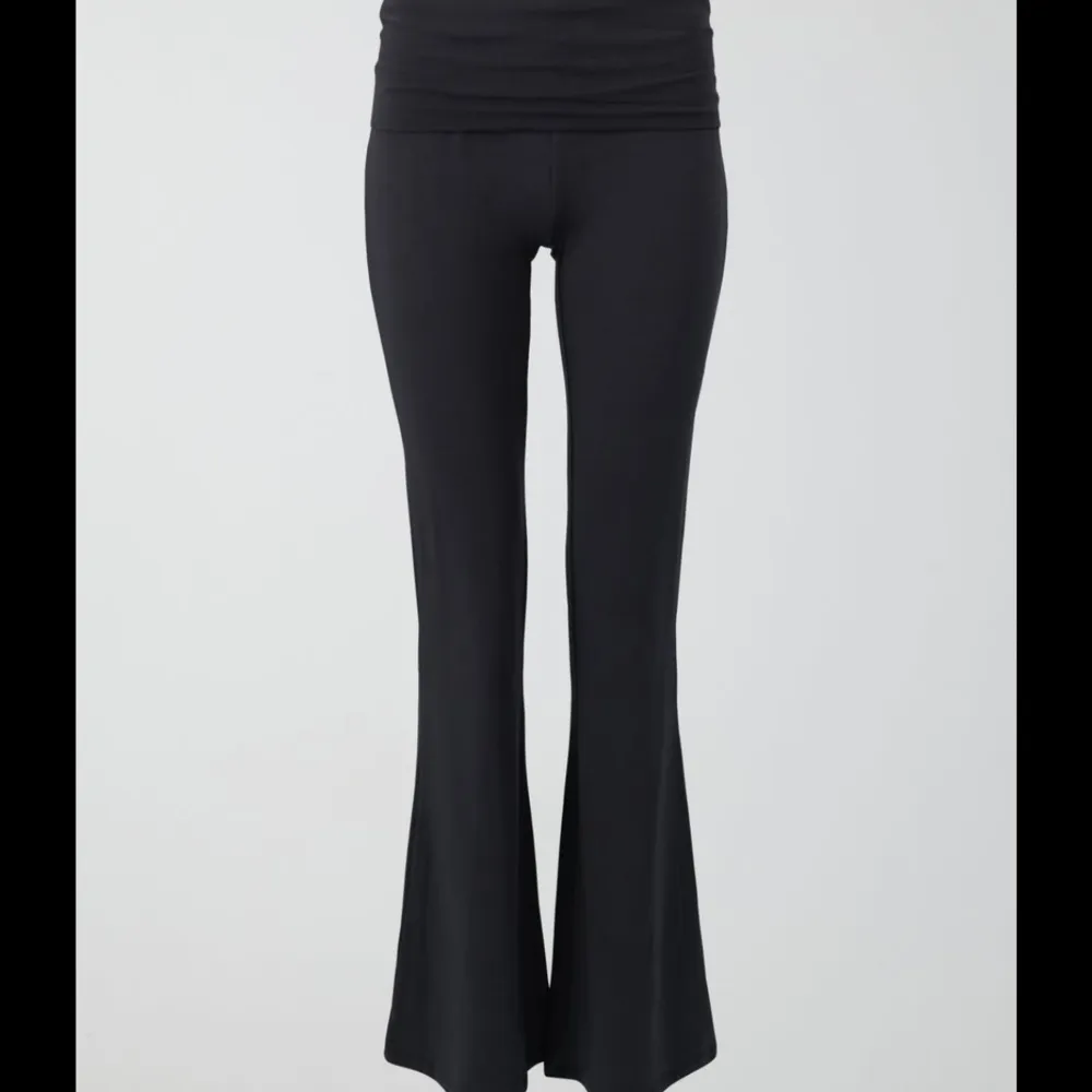 Svarta yoga pants som man viker ner ❤️146/152 typ xs. Jeans & Byxor.