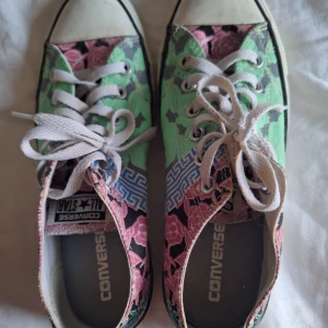 Mönstrade Converse storlek 40  - Mönstrade Converse i blått, rosa, grönt Storlek 40   De är i fint skick.  Jag har köpt dem begagnade, och använt dem en gång.   Jag har katt 