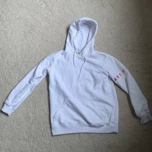 Axel arigato hoodie  - Tjenare, säljer en arigato hoodie i färgen vit. Skick 8/10 skriv till mig på dm om du har nån fråga eller minsta fundering 🤔 💭
