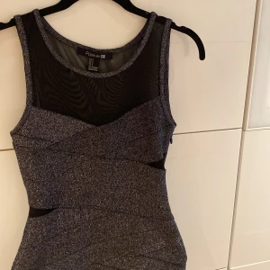 Glittrig klänning - Så fin figursydd glittrig klänning från Forever 21. Aldrig använd. Stl S.