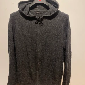 Zip Hoodie Tiger of Sweden - Stilren zip hoodie från Tiger of Sweden  🇸🇪 Storlek M. Svår att få tag på längre. Tveka inte att fråga om fler bilder eller funderingar🤩 PRIS KAN DISKUTERAS 😀