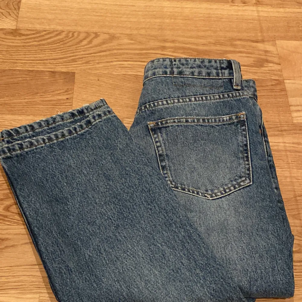 Mid waist straghit fit jeans från zara. För små för mig. Stl 36. Jeans & Byxor.
