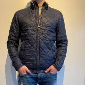 Quiltad Barbour jacka - Riktigt fet Barbour jacka🤩 Mörkblå i storleken M, passar perfekt till våren och sommaren🔥tveka inte att höra av dig vid minsta funderingar. PRIS KAN DISKUTERAS VIS SNABB OCH SMIDIG AFFÄR✅  mvh Trendy Closet