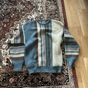 Säljer den mysiga stickade tröjan! Köpt vintage och har tyvärr en skråma där sömmen gått upp (hör av er om ni vill ha bild). Oversized i modellen och hur go som helt!