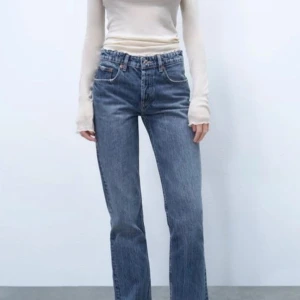Lowwaist zara jeans - Säljer mina fina Lowwaist straight leg jeans från zara pris kan diskuteras och de är i nyskick!