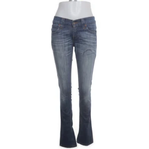 Levi Strauss & Co jeans - Säljer dessa jeans från sellpy då dem inte passade mig, innerbenslängd: 85 midjemått: 80. Bilderna är inte mina men om ni vill se flera bilder är det bara att fråga❤️ Har dock fult upp hela helgen så kan visa som tidigast på måndag!