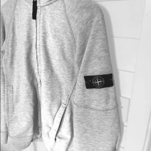 Stone Island sip hoodie - Säjer denna Perfekta vår tröja från Stone Island. Tröjan är i st S. Tröjan är väl omhändertagen med små skavanker, där av priset 🔥Skick 8.5/10. Övriga funderingar ?😉