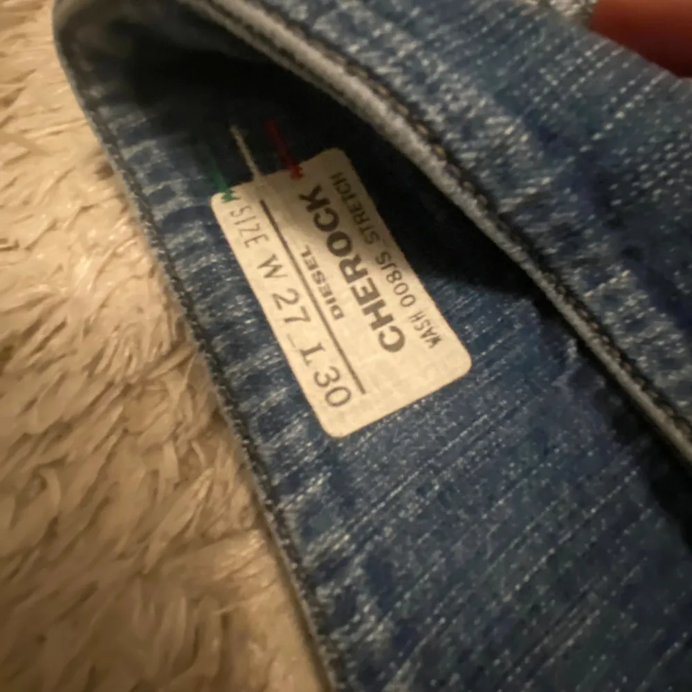 såå snygga jeans, bootcut och lågmidjade 💋💘har 3 knappar fram❤️‍🔥. Jeans & Byxor.