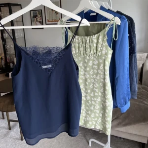 Spetslinne  - Spetslinne i marinblå färg i storlek S. Varsamt använd! Skulle säga att den passar storlek XS också. 