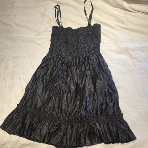 Svart Fest klänning  - Jättefin svart glittrig fest klänning som är jätte stretchig med stenar på banden som även är justerbara✨✨