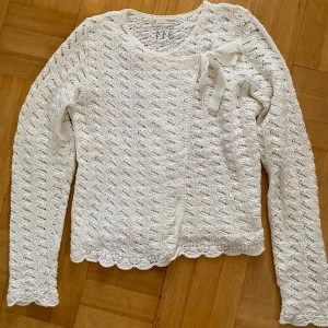 Oddmolly kofta - Odd molly kofta, strl 2 vilket motsvarar s/m💕obs hål i höger armhåla därav det väldigt billiga priset! Nypris 1900kr