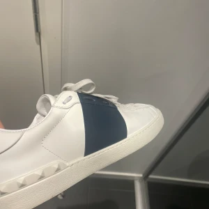 Valentino skor - Säljer mina sjukt fräscha valentino skor pga att jag köpte fel storlek. Är i modellen open och dom är näst intill nya. Kvitto, kuvert, skosnören, dustbags och box följer med. Lite osäker på om de är äkta därav priset.