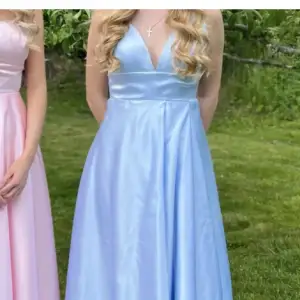 Säljer denna underbara ljusblå balklänning i satin❣️, den har en slits som inte syns på bilderna💗passar mig som 158 och den är uppsydd hos skräddare💘skriv vid frågor💞💞