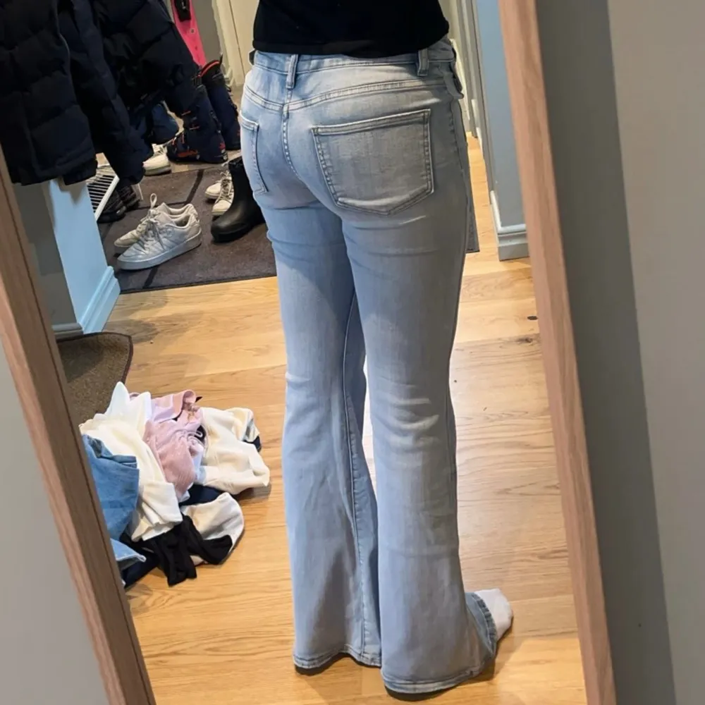 Nu säljer jag mina lågmidjade jeans från Missäy eftersom de inte kommer till använding. De har endast använts fåtalgånger vilket gör att de är som nya. Jag är 1.72 lång.💖💖Jag har vanligtvis storlek M. Jeans & Byxor.