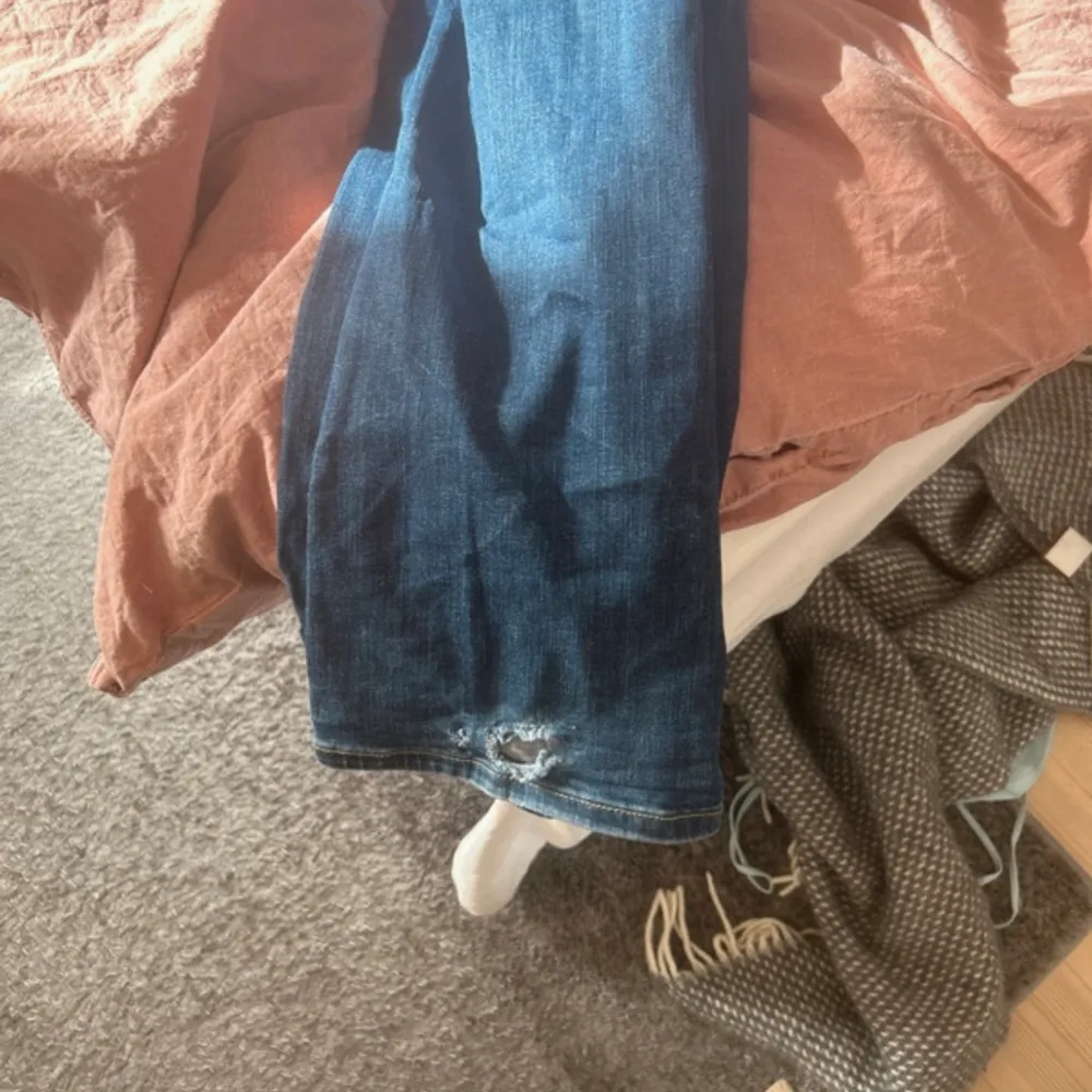 Bootcut jeans från zara i storlek 34💕 midjemått rakt över 37cm men stretchiga!! Innerbenslängden: 82cm!! Har ett hål längst ner men syns knappt. Jeans & Byxor.