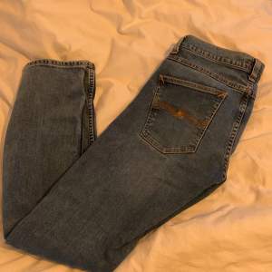 Ett par nudie jeans storlek 30/30 knappt använda skick 10/10  Nypris 1699kr Mitt pris 449kr