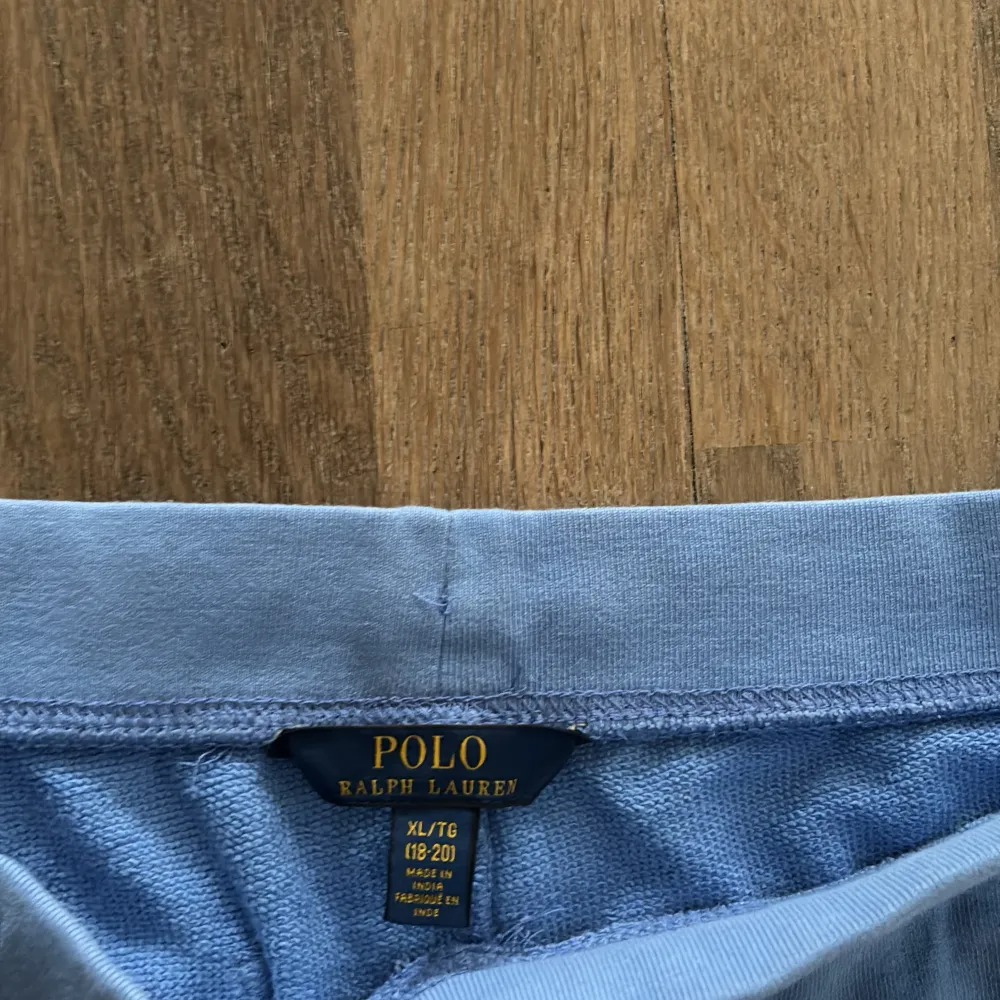 Oanvända polo Ralph lauren shorts som säljs eftersom de inte kommer till användning. För ytligare bilder och frågor kontakta gärna säljaren!. Shorts.