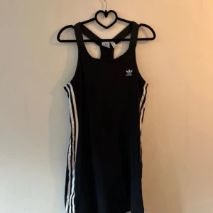 Adidas klänning  - Som ny, endast använt 2 gånger. 