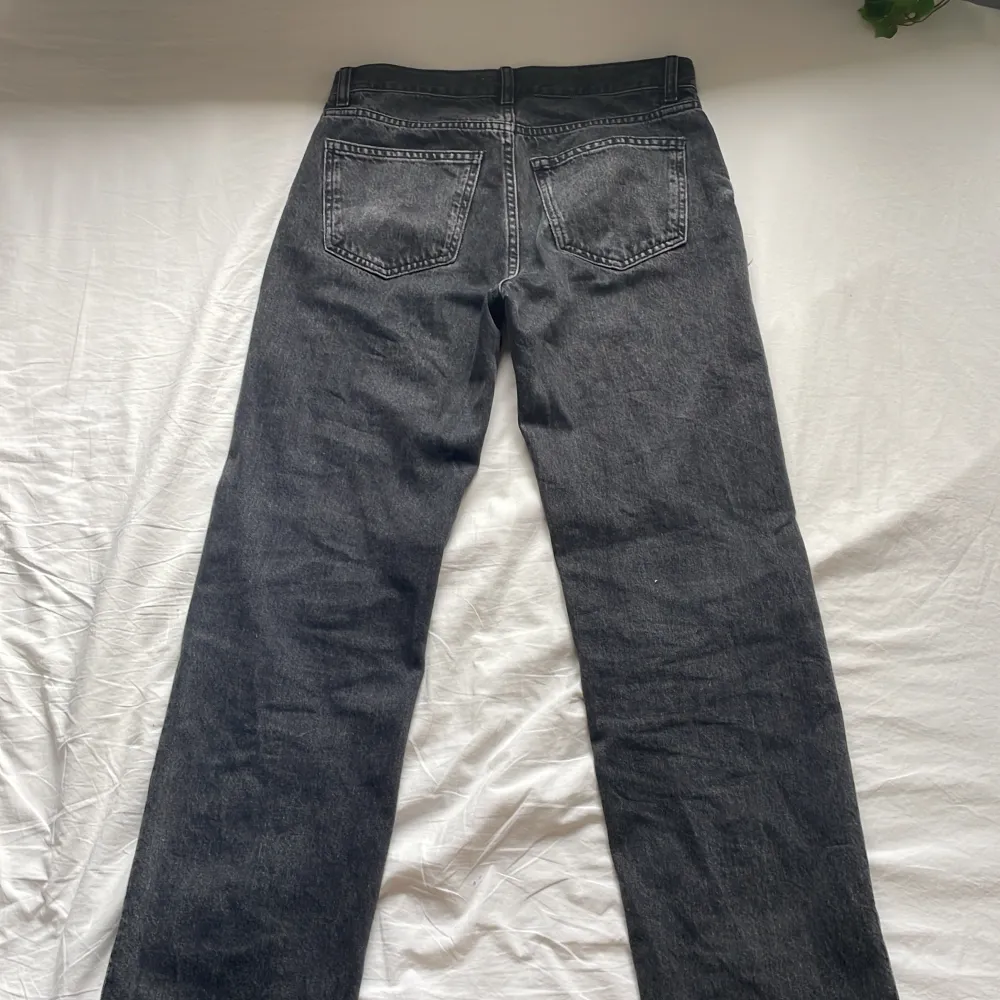 Ett par svarta/ mörkgrå jeans köpta på Gina Tricot. Modellen är straight. De är i storlek 36, passar mig som är 166 cm. Fint skick utom små defekter nere vid byxbenet, men ingenting som syns! Skriv för fler bilder/ frågor!💕. Jeans & Byxor.