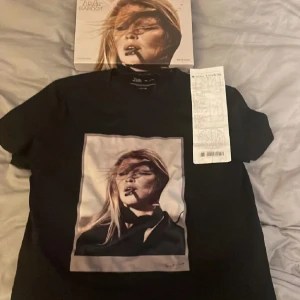 Limitato Tshirt  - Hej! Säljer nu min sparsamt använda limitato tröja i storlek S. Box samt kvitto ingår! Nypris 1599. Mitt pris 799! Hör av er vid intresse och frågor