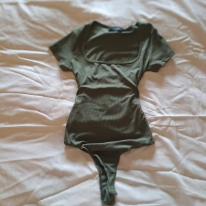 Grön body från cider! - Militärgrön body från cider. Endast provad Säljer då den är för liten Nypris 90 kr men säljer för 70 Om någon är intreserad av båda de bodys som jag lagt upp så kan man få båda för 100 kr