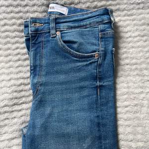 Skinny jeans från zara. Dom är endast testade så i super fint skick. Dom säljs dock då de inte passar. Hör av er vid fler frågor! 💗De är köpta för ungefär 400 kr!