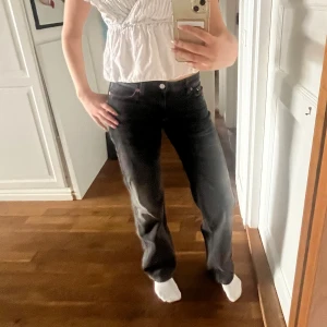 Low waist jeans - Säljer dessa skitsnygga low waist jeans från weekday❤️‍🔥 säljer då dem är för små Tvätten är svart grå ish!! Köpta för 590kr Modellen arrow W25 L32 Sitter perfekt på mig som är 166cm