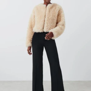 Pälsjacka  - En beige fluffig pälsjacka från Gina tricot, aldrig använd!