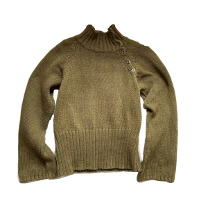 Stickad tröja - Supersöt olivgrön stickad tröja me knappdetalj💕 i storlek XL