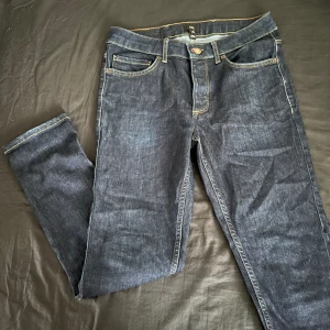 Mörkblå raka Jeans  - Low/mid waisted jeans. Bekväma och stretchiga. Knappt använda så dem är i bra skick.