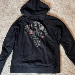 Hard rock café hoodie - As ball zip up hoodie från the hard rock café med Nice tryck, nyskick, står XL men hade kunnat funka för alla storlekar, tycker inte den är så stor som XL🔥