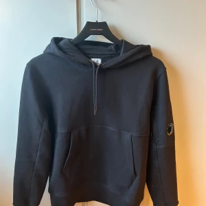 C.P Company hoodie - Detta är min C.P Company hoodie, har använt den fåtal gånger eftersom den växte ur mig rätt snabbt. Storleken är S