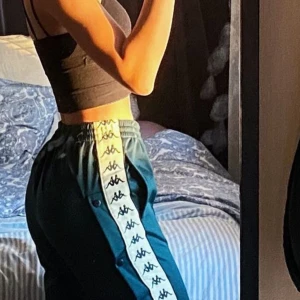 Kappa popperpants - Kappa byxor i strl S (Unisex), mörkgröna och är i gott skick. 