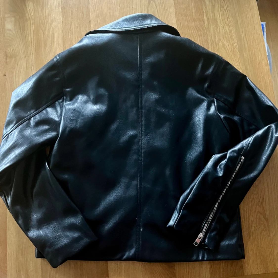 Skinnjacka med dragkedjor.  - 90