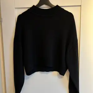 Croppad svart stickad tröja från H&M. Storlek S!! Säljer pga förliten för mig.