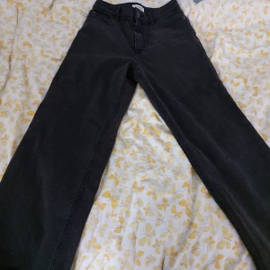 Barn jeans Lindex strl 146 - Superfina jeans från Lindex. Säljer eftersom det är för små för mig. Bara använda ett fåtal gånger. De är fransiga nertill och man kan även ändra storleken i midjan. Nypris 250 kr