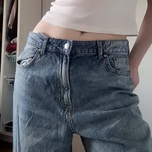 Blåa jeans i en storlek M för när jag gillade baggy byxor. 