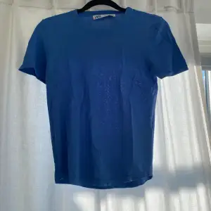 Blå t-shirt från zara i jätte skönt material ☺️