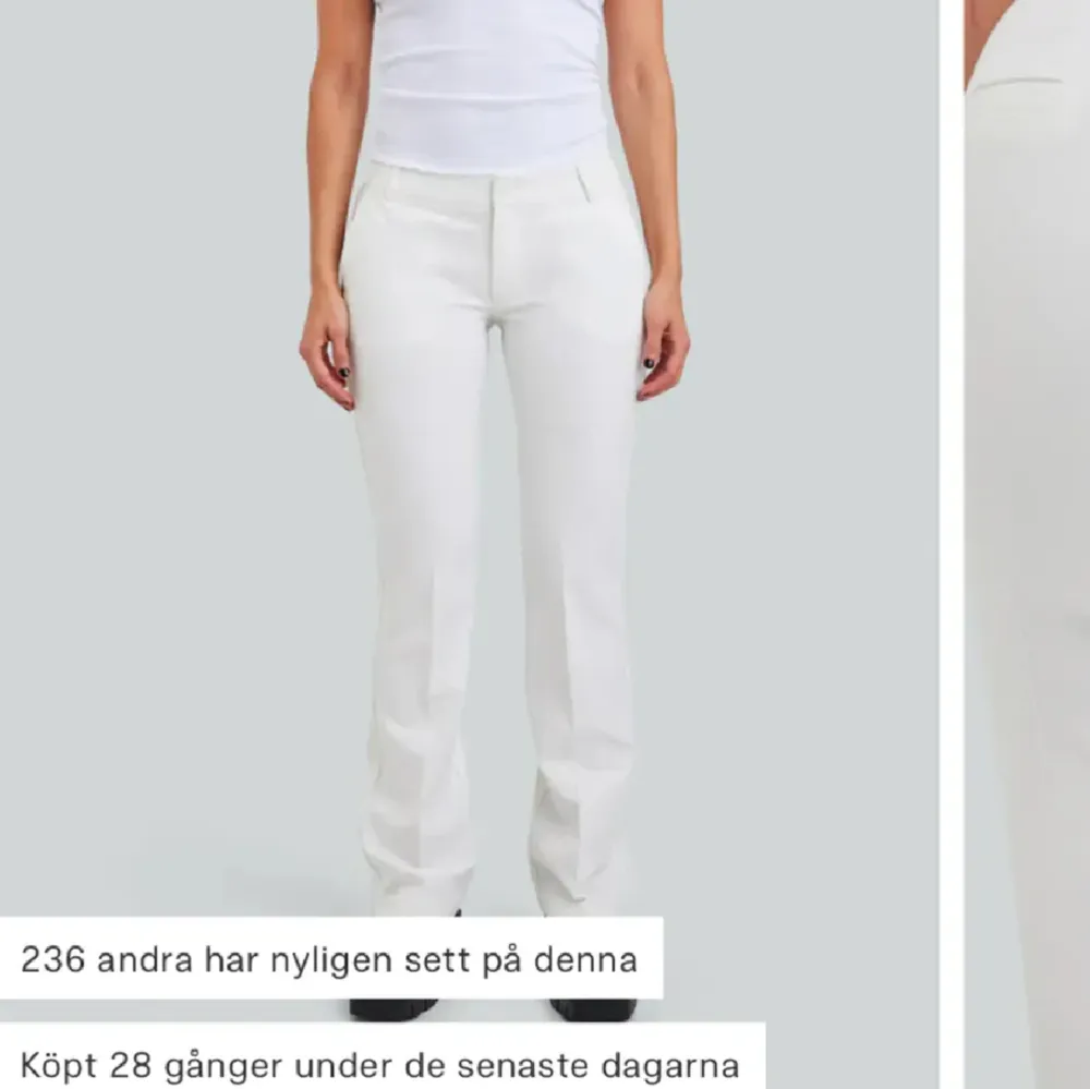 Säljer mina vita kostymbyxor från bikbok då dom inte kommer till användning längre! De är dem lågmidjade 💕. Jeans & Byxor.