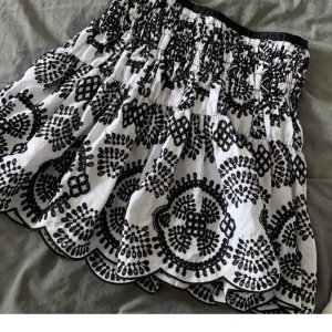 Volang kjol  - Köpte denna kjol på Plick idag! Där den inte passade så bra 😊. Aldrig använt innan! Inte min bild. Hör av er för fler bilder! 