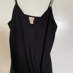 Linne/blus - Ny utan prislapp, använd endast 1 gång