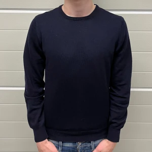 Gran Sasso tröja - Gran Sasso merinoulls tröja i färgen blå. Storlek S och modellen är 178 cm. Fint skick, inga skavanker. Nypris 4299kr, köp för endast 599kr.