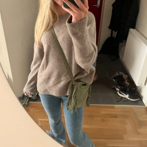 Lois jeans blåa!  - Säljer ett par sååå snygga jeans från Lois. Färgen på mina byxor finns inte kvar på hemidan, men designen ( raval) är samma som hemsidans bild, bara att mina är något ljusare.  Dem är mid- low waist. Kom privat för frågor och annat💗 Nypris 1500kr