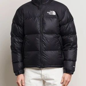 The North Face 1996 Retro jacka - Köpt i september 2022 som födelsedagspresent, så fick tyvärr inget kvitto med. Men den är köpt på The North Face hemsida för 3800kr. Skick: 9.7/10 Använd ett fåtal gånger bara, och har aldrig använts under dåliga väderförhållanden.