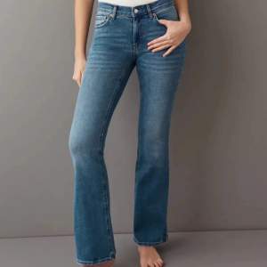 Lågmidjade jeans med en mellanblå tvätt, är i bra skick! 💓💓
